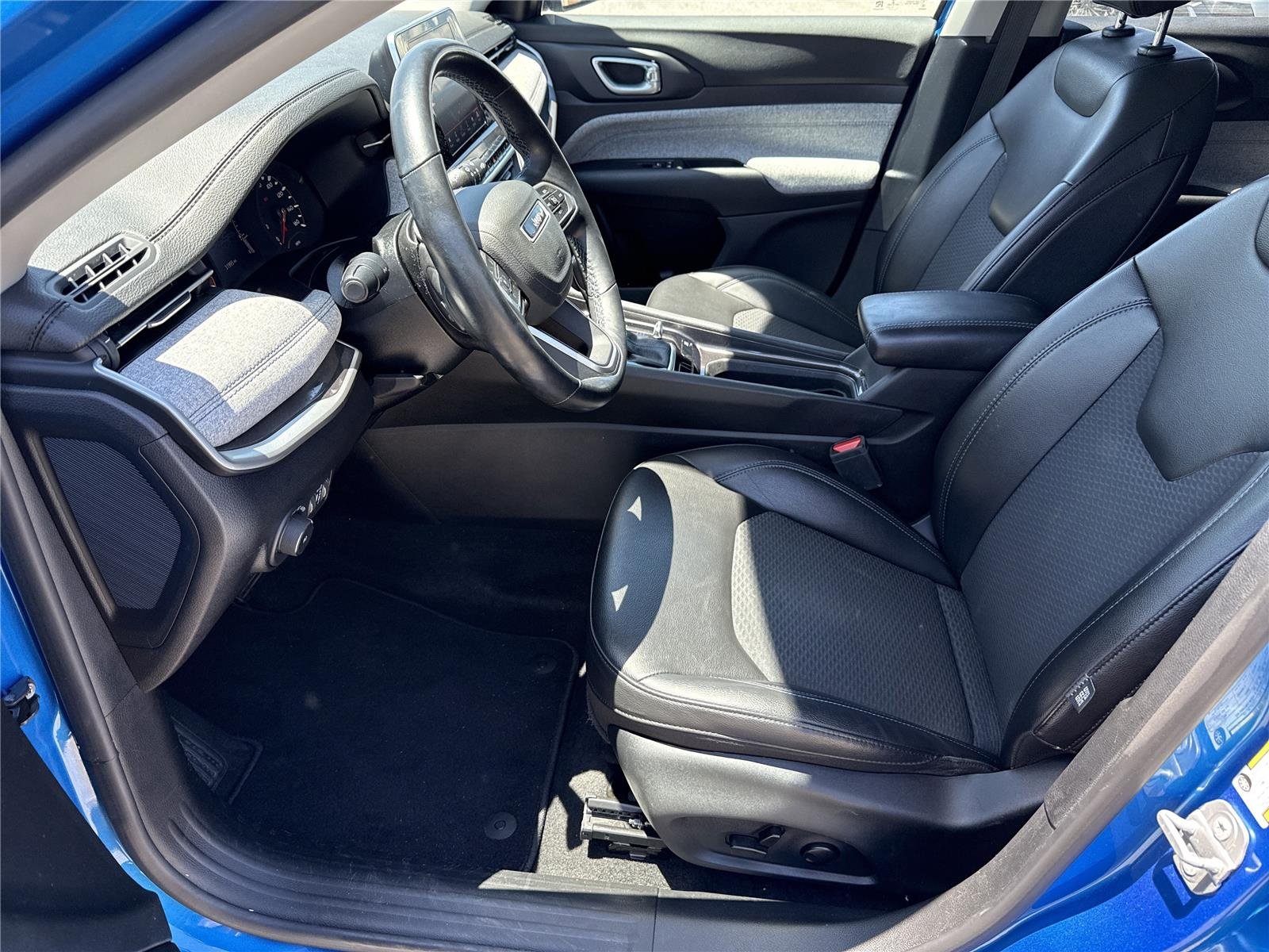 Used 2022 Laser Blue Pearlcoat Jeep Latitude image 11