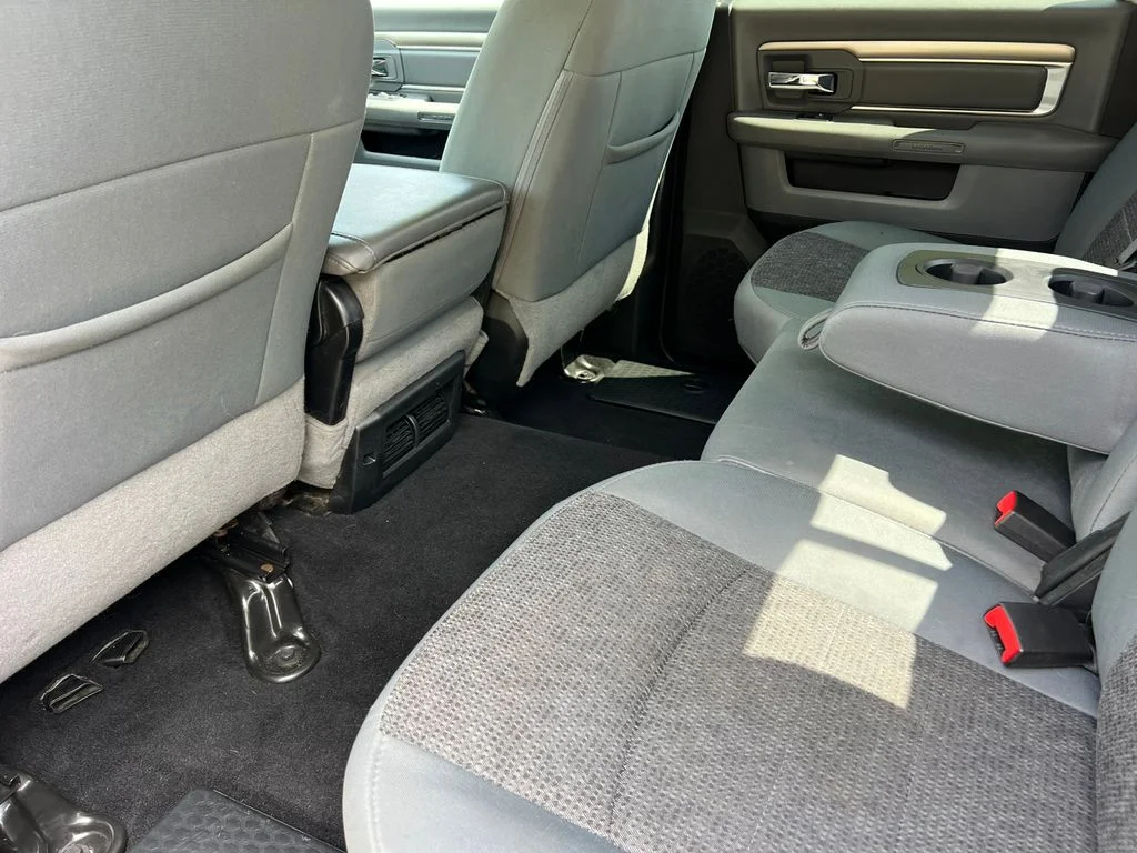 Used 2018 Silver Ram Big Horn image 31
