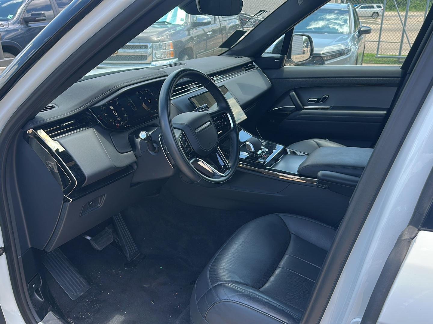 Used 2025 Fuji White Land Rover SE image 7