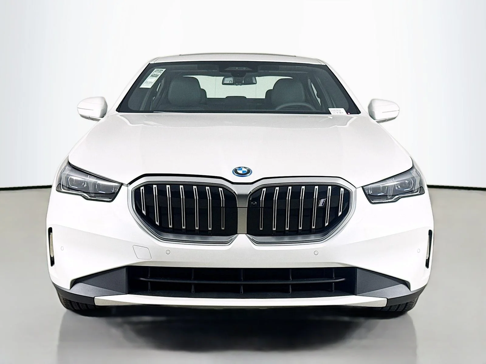 New 2026 Mineral White Metallic BMW xDrive40 image 2