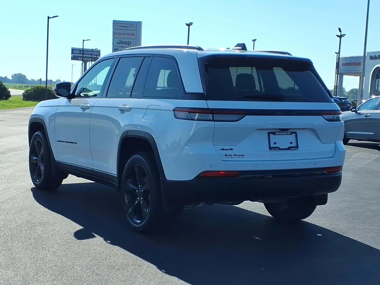 Used 2024 White Jeep Laredo image 12