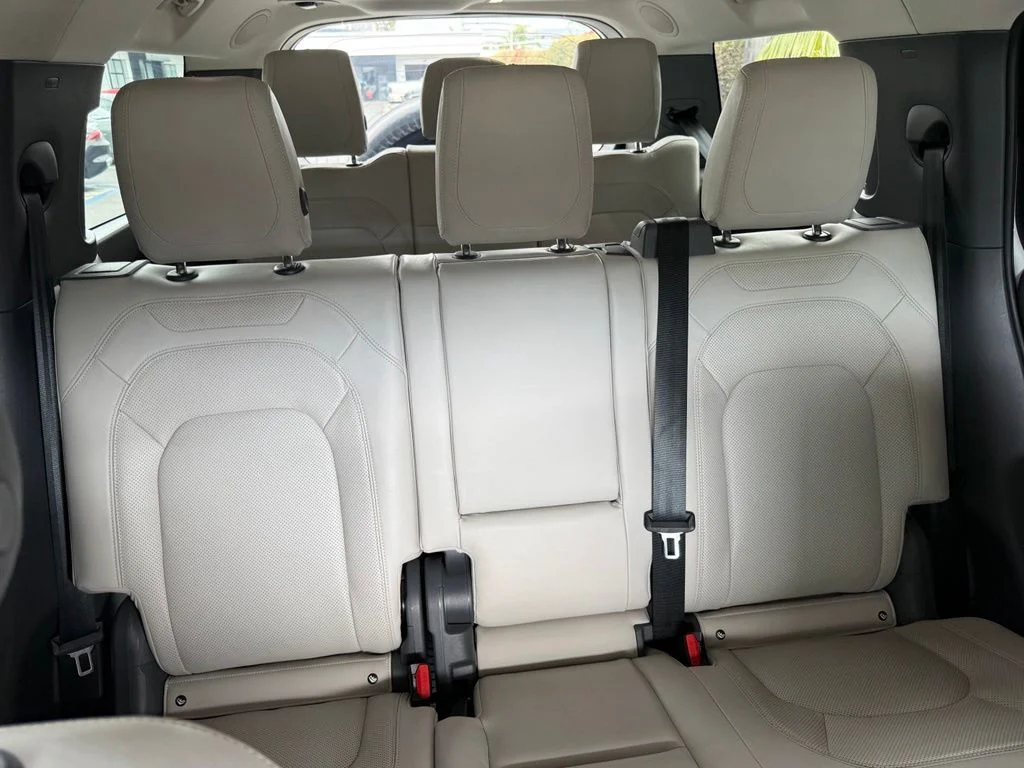 Used 2023 Fuji White Land Rover SE image 22
