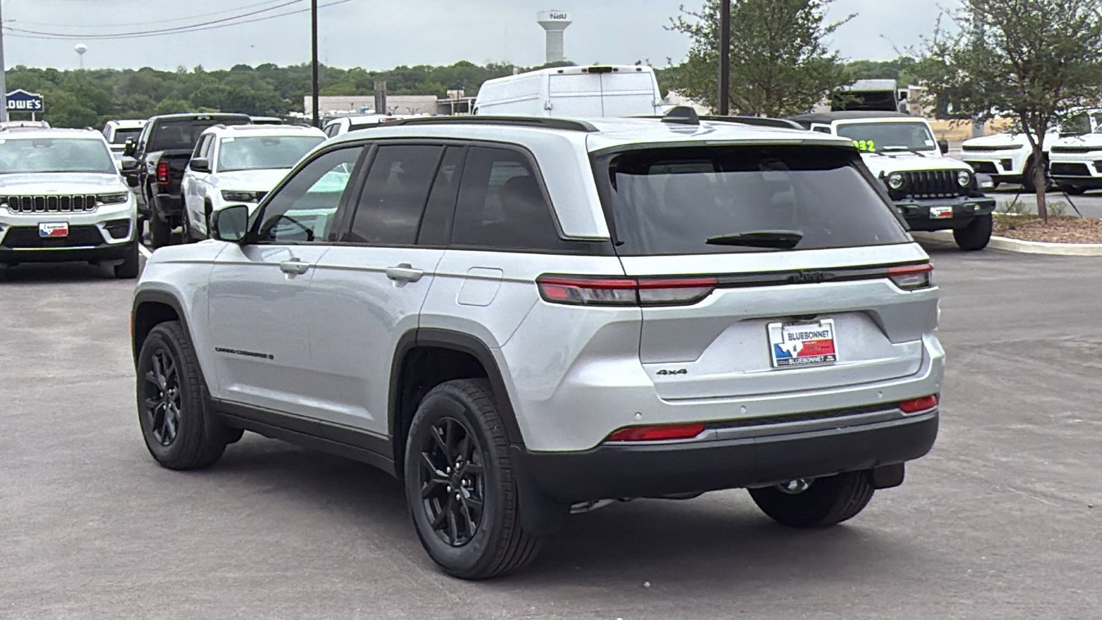 New 2026 Silver Zynith Exterior Paint Jeep Laredo Altitude image 7