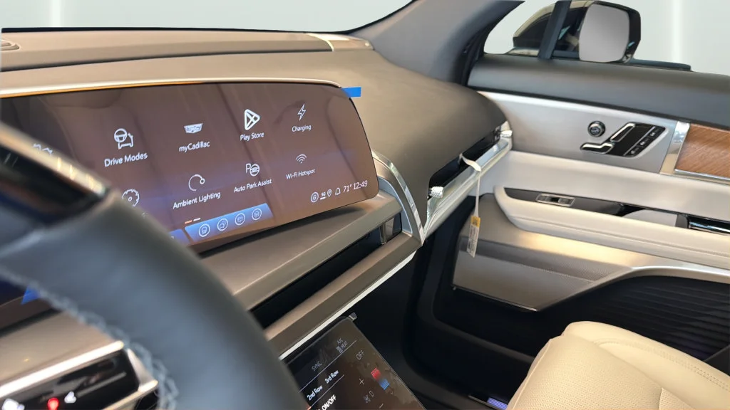 2027 Cadillac VISTIQ Sport - Photo 14