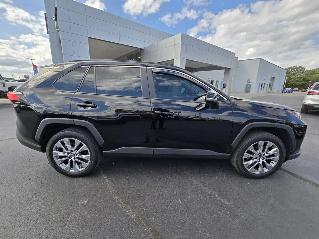 Used 2022 Midnight Black Metallic Toyota XLE Premium image 8