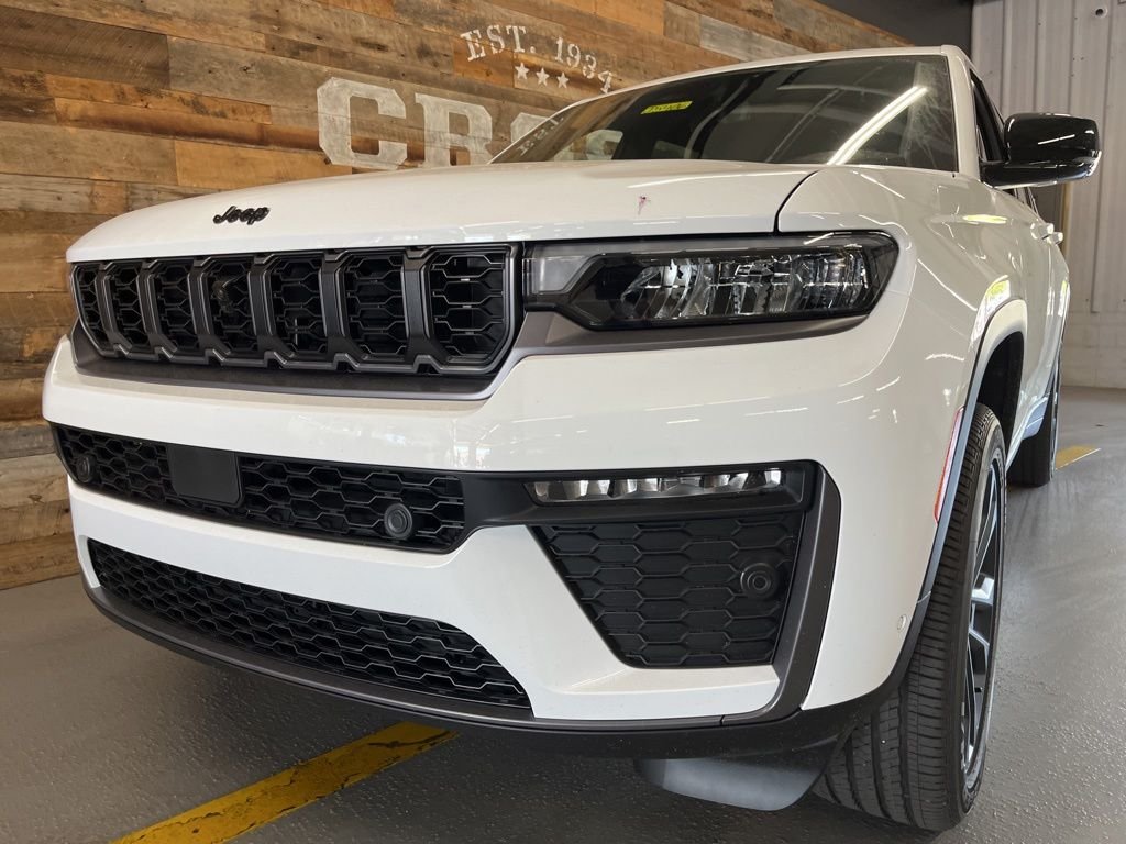 New 2026 Bright White Clear-Coat Exterior Paint Jeep Limited image 9