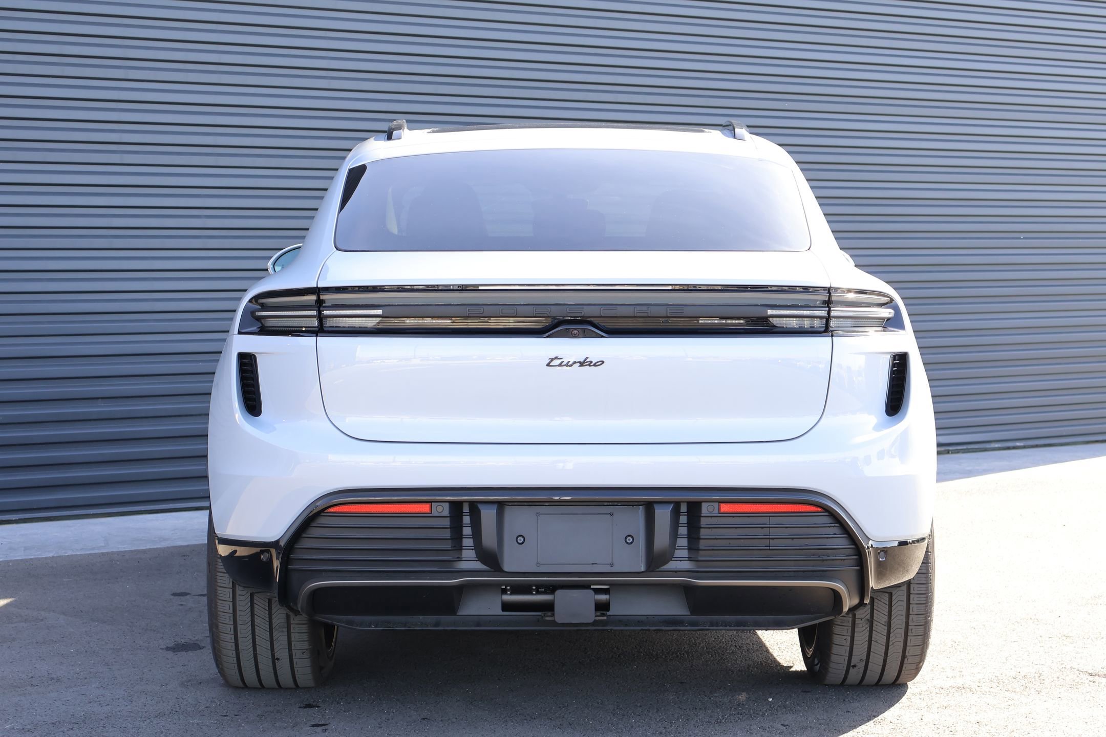 2026 Porsche Macan Turbo Electric - Photo 10