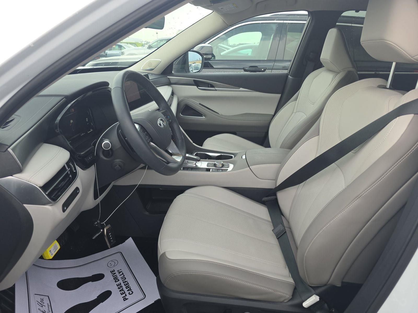 Certified Used 2026 White INFINITI LUXE image 4