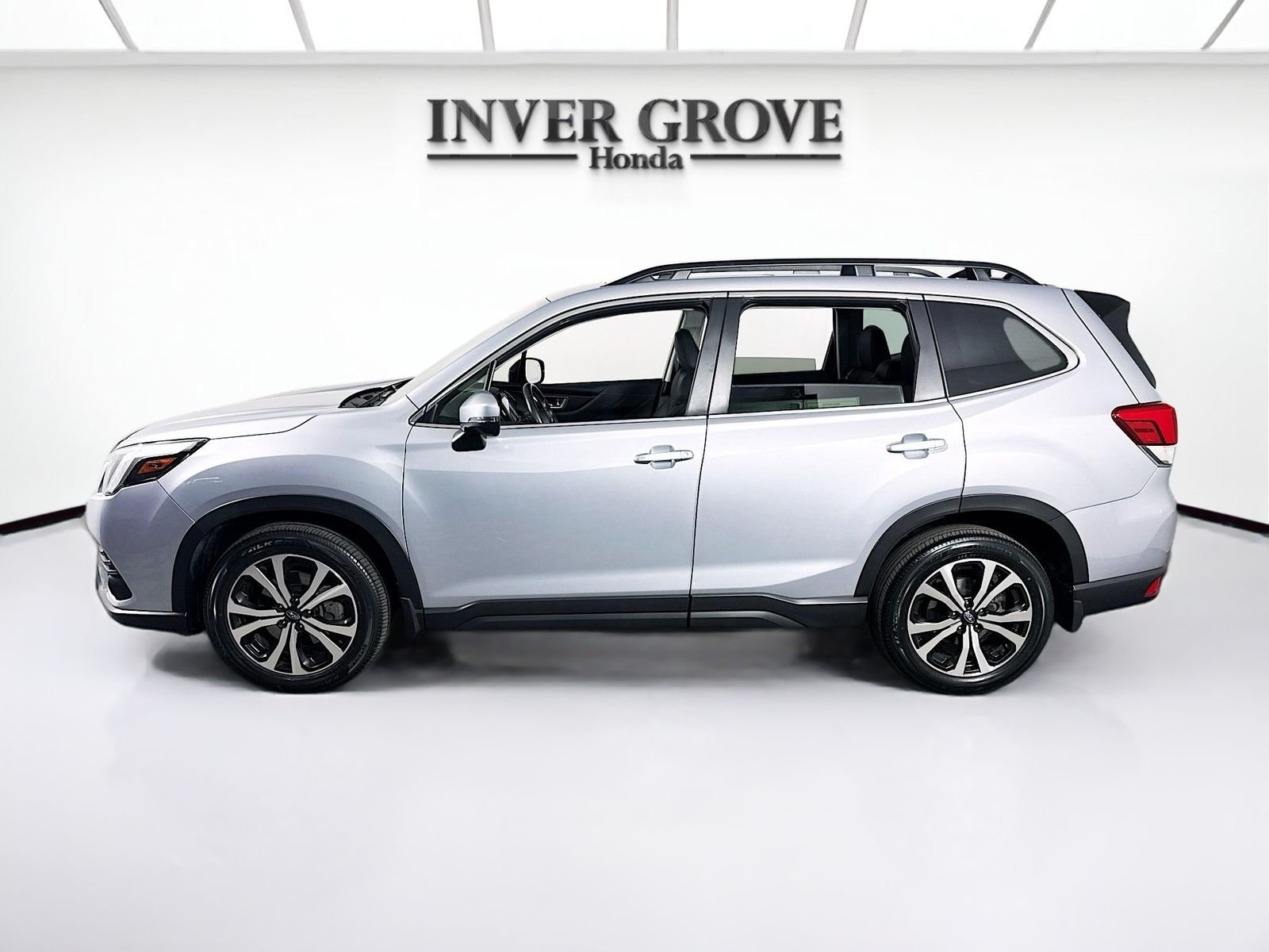 Used 2024 Ice Silver Metallic Subaru Limited image 8