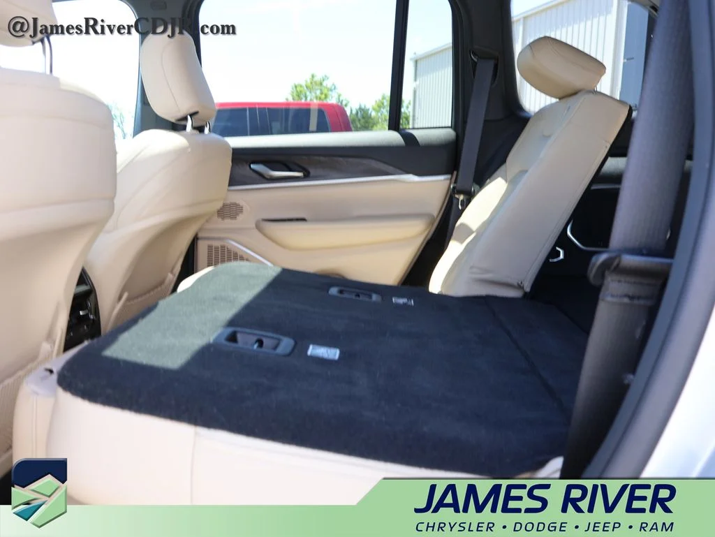 Used 2022 Silver Jeep 4xe image 18