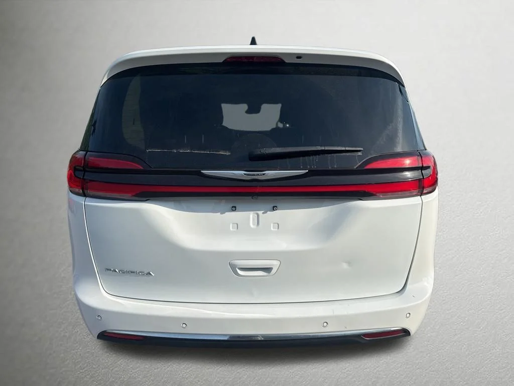 2023 Chrysler Pacifica Touring L's photo