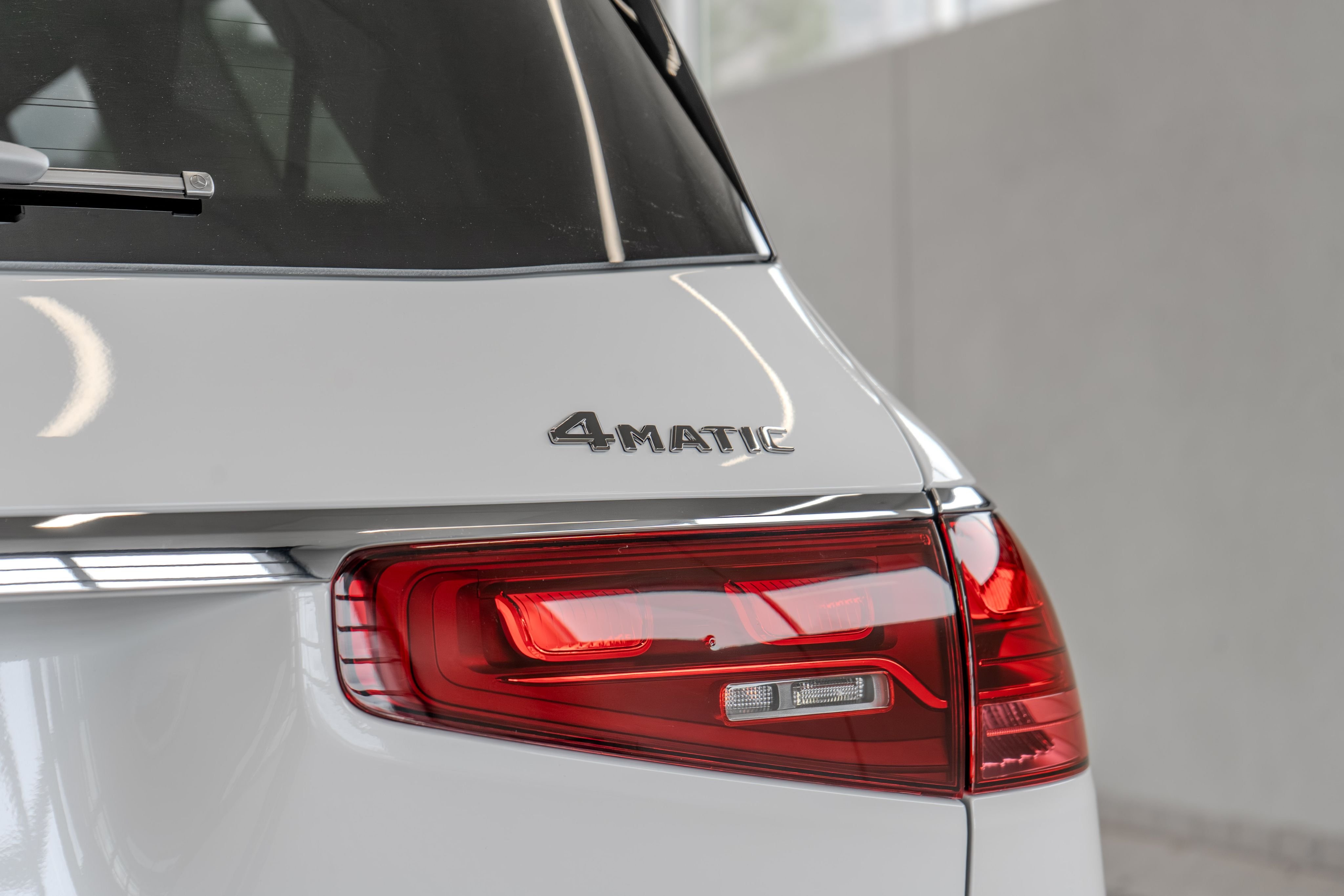 New 2026 MANUFAKTUR Moonlight White Metallic Mercedes-Benz GLS 450 image 24