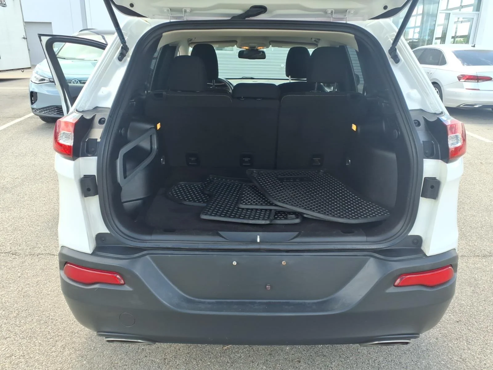 Used 2015 White Jeep 4WD 4DR LATITUDE image 28