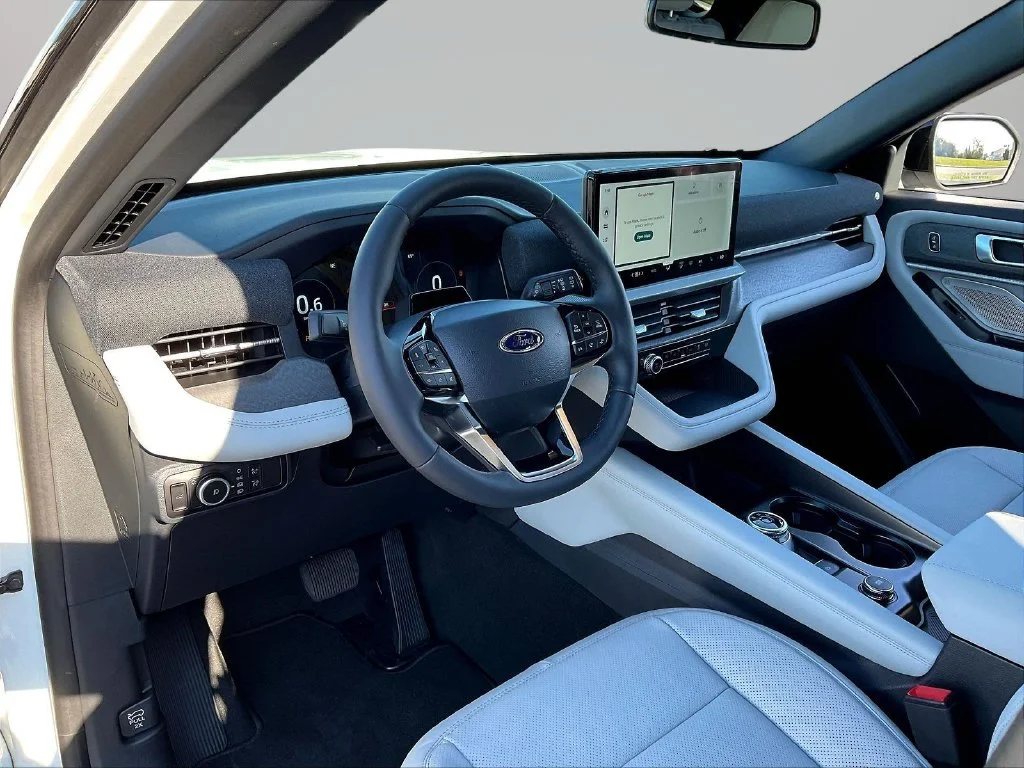 New 2027 Star White Metallic Tri-Coat Ford Platinum™ image 7