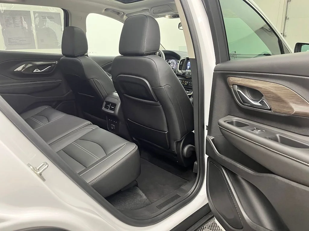 Used 2024 White GMC Denali image 36