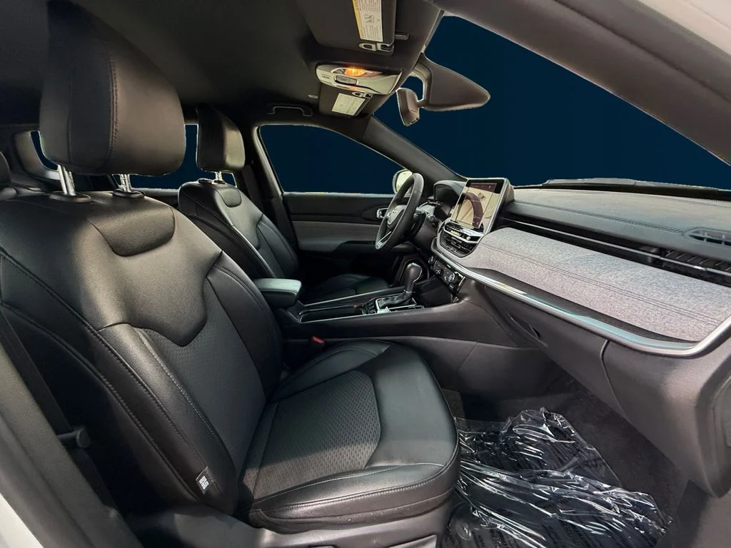 New 2026 White Jeep Latitude image 17