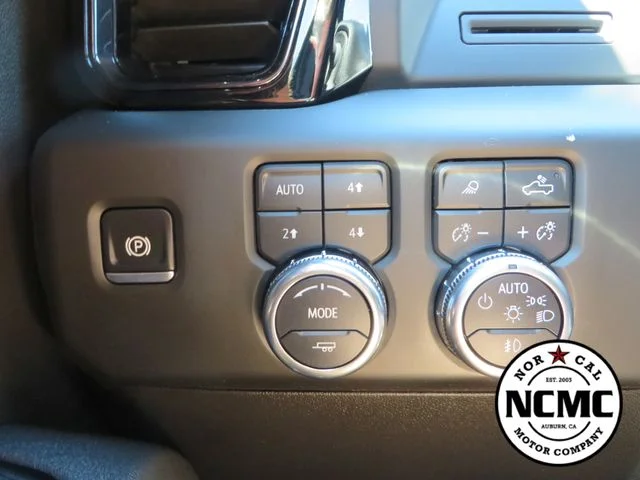 Used 2025 White GMC AT4 image 38