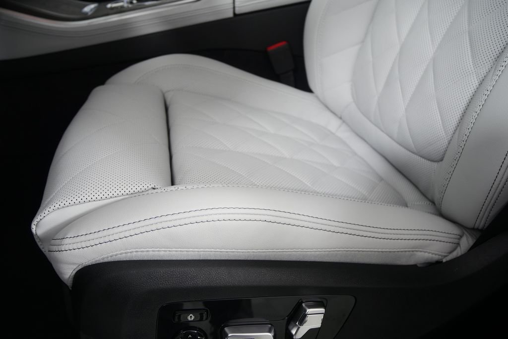 Used 2026 Mineral White Metallic BMW xDrive40i image 9