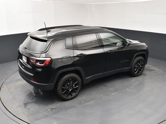 New 2026 Diamond Black Crystal Pearl-Coat Exterior Paint Jeep Latitude image 18