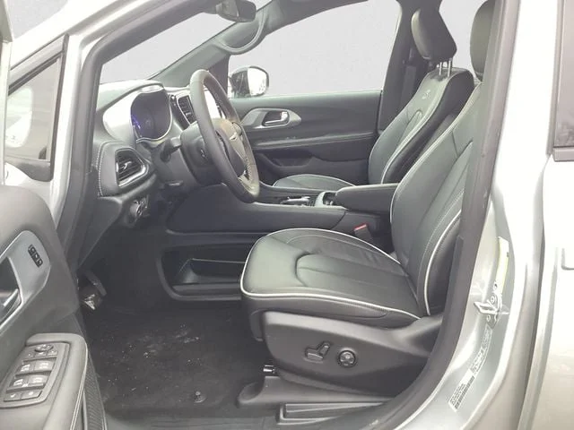 New 2026 Silver Mist Clearcoat Chrysler LIMITED AWD image 10