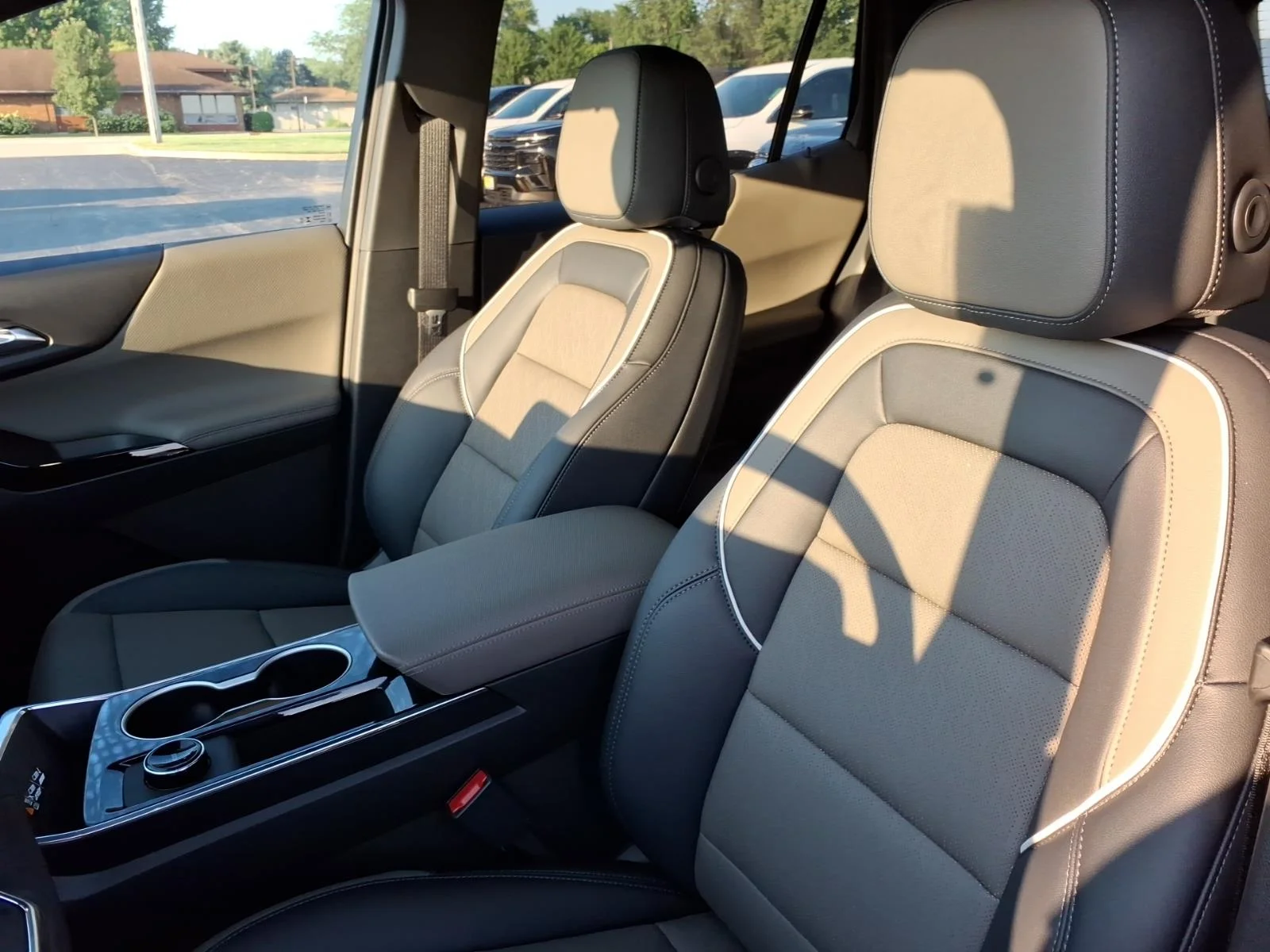 2027 Chevrolet Equinox LT - Photo 8