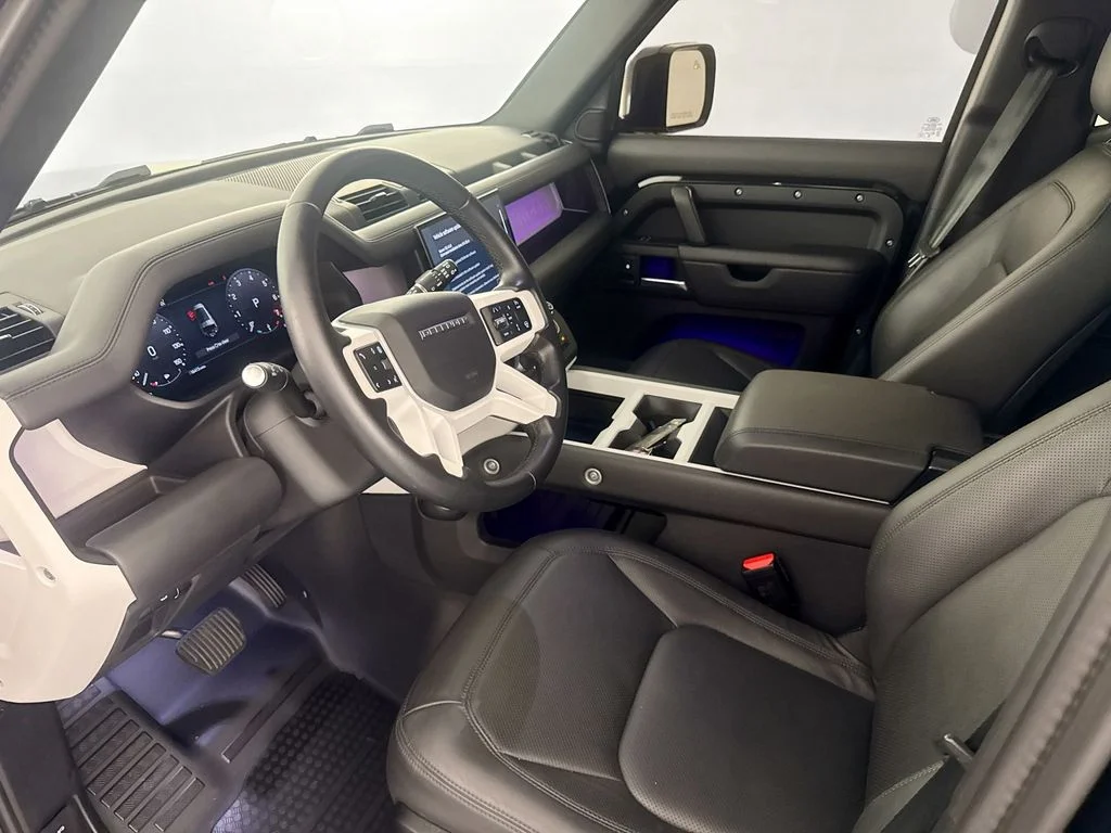 Used 2025 Black Land Rover X-Dynamic SE image 9