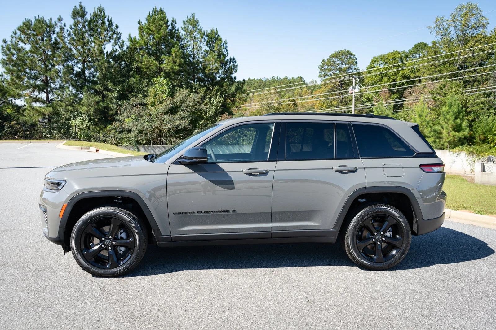 New 2027 Sting-Gray Clear-Coat Paint Jeep Limited image 5