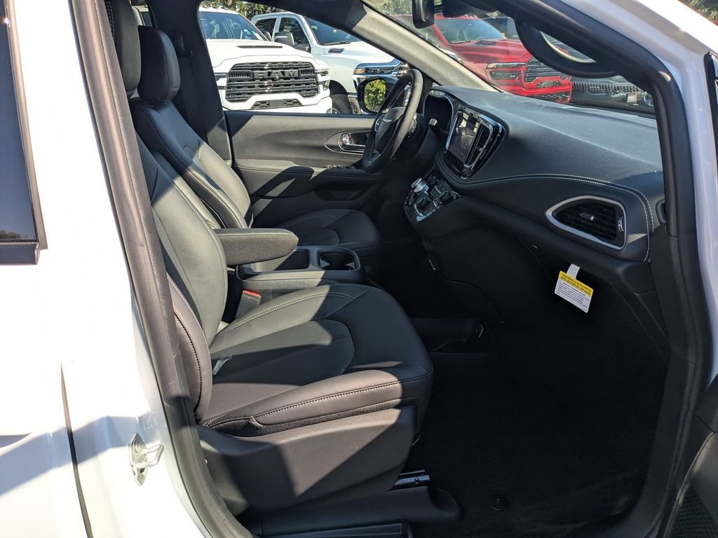 2026 Chrysler Pacifica Select - Photo 18