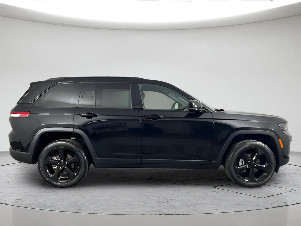 Used 2023 Black Jeep Altitude X image 2
