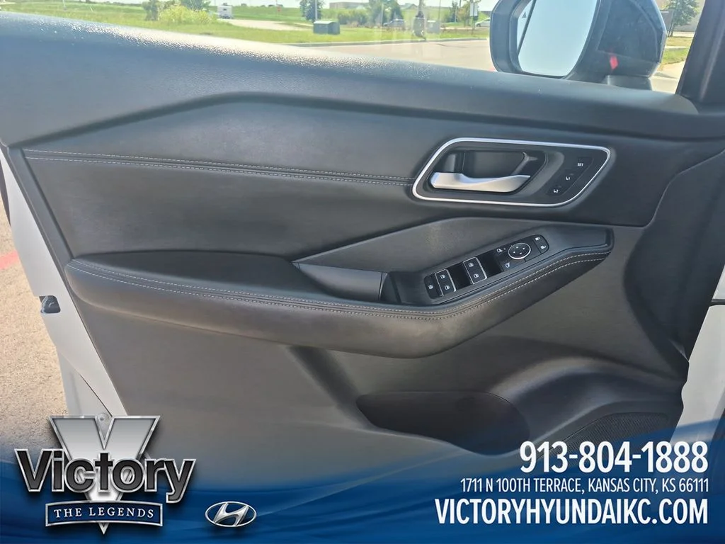 Used 2024 White Nissan Platinum image 10