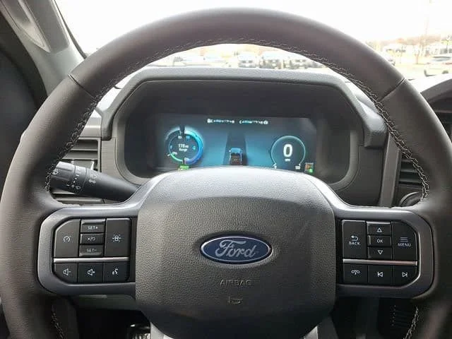 2025 Ford F-150 Lightning XLT - Photo 14