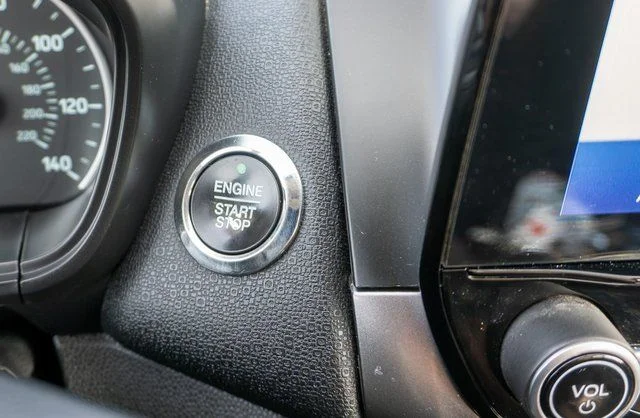 Used 2022 Diamond White Ford SE image 23