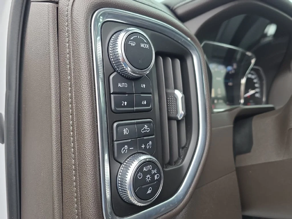 Used 2021 White GMC Denali image 25