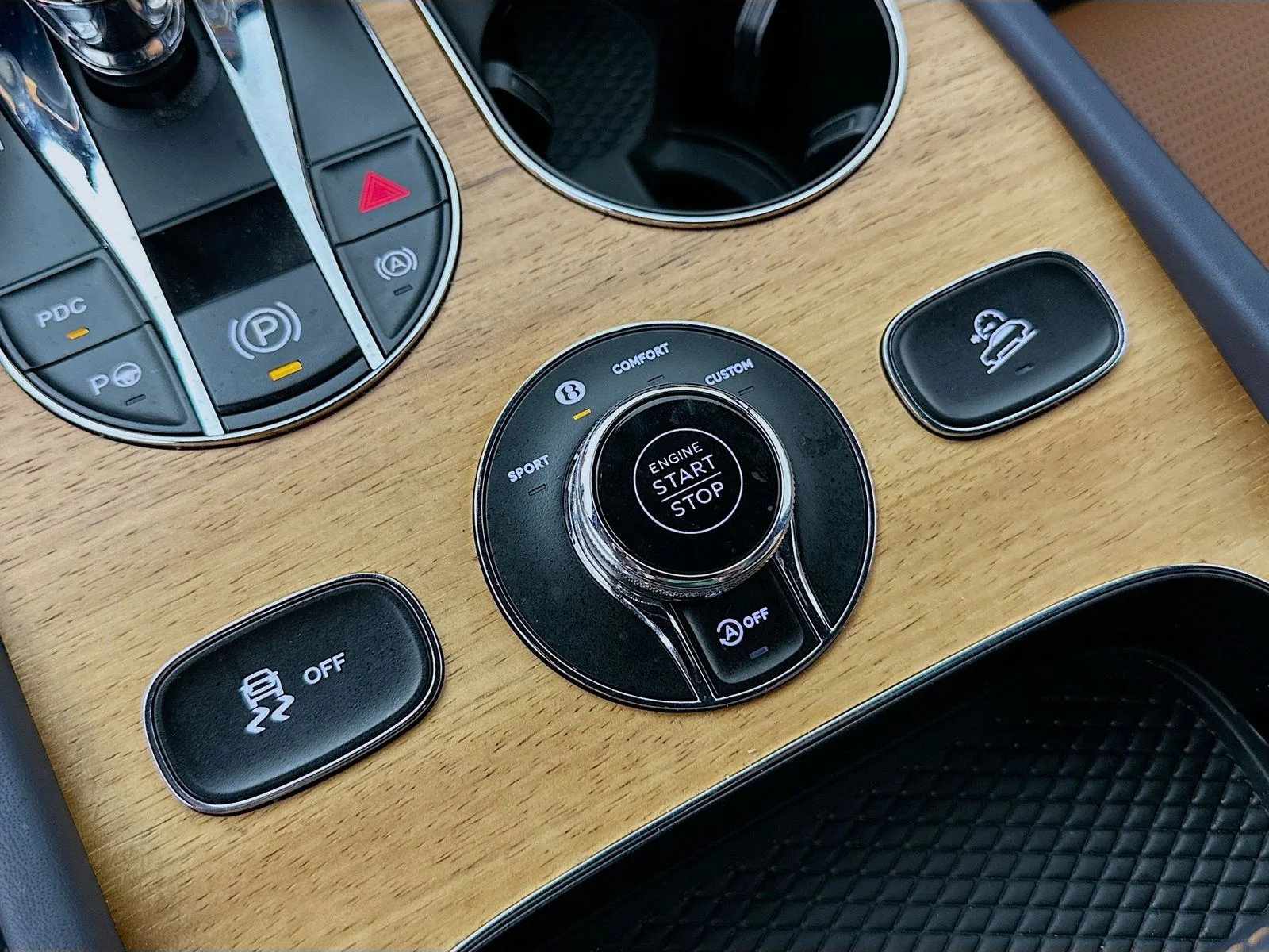 Used 2023 Silver Bentley  image 31