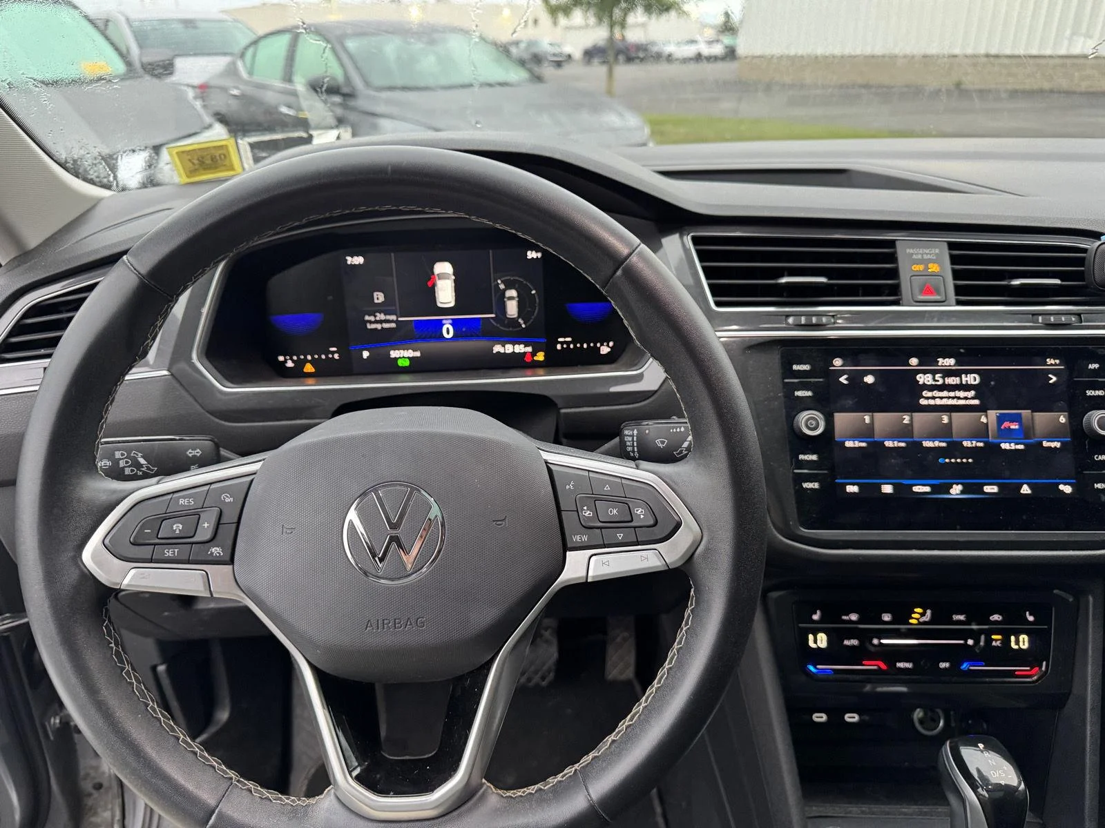 Used 2023 Pyrite Silver Metallic Volkswagen SE image 4