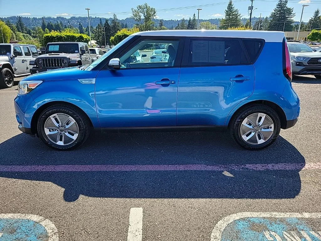 Used 2017 Caribbean Blue w/Clear White Roof Kia Base image 3