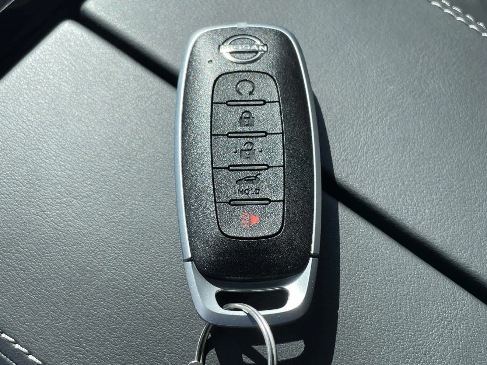 New 2026 Champagne Silver Metallic/Super Black Nissan Platinum image 4