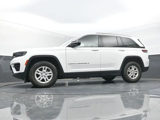 Used 2024 White Jeep Laredo image 38