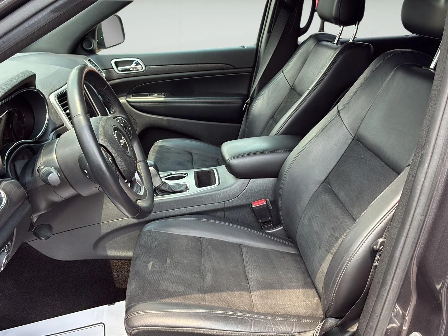 Used 2018 Granite Crystal Metallic Clearcoat Jeep Altitude image 12