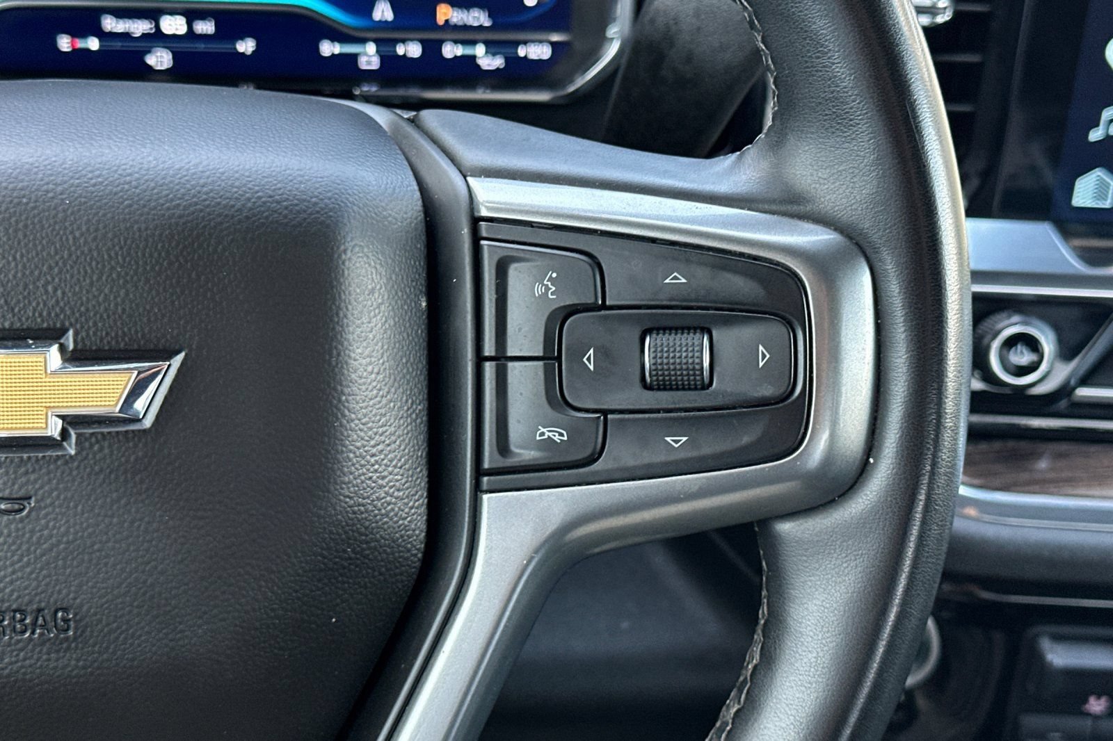Used 2025 Summit White Chevrolet LT image 32