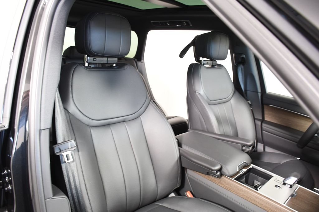 New 2026 Santorini Blk Land Rover SE image 19