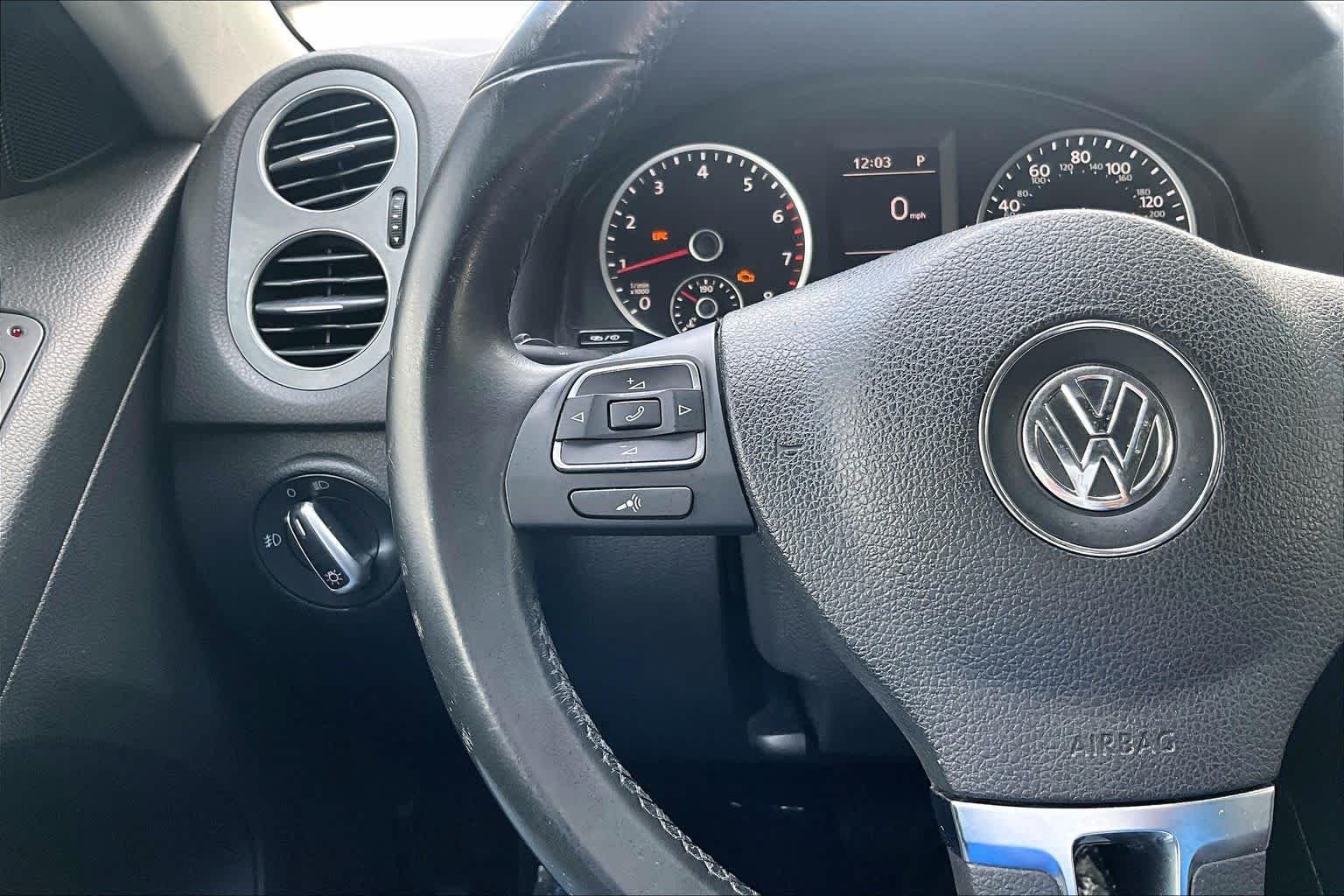 Used 2014 Pepper Gray Metallic Volkswagen SEL image 24