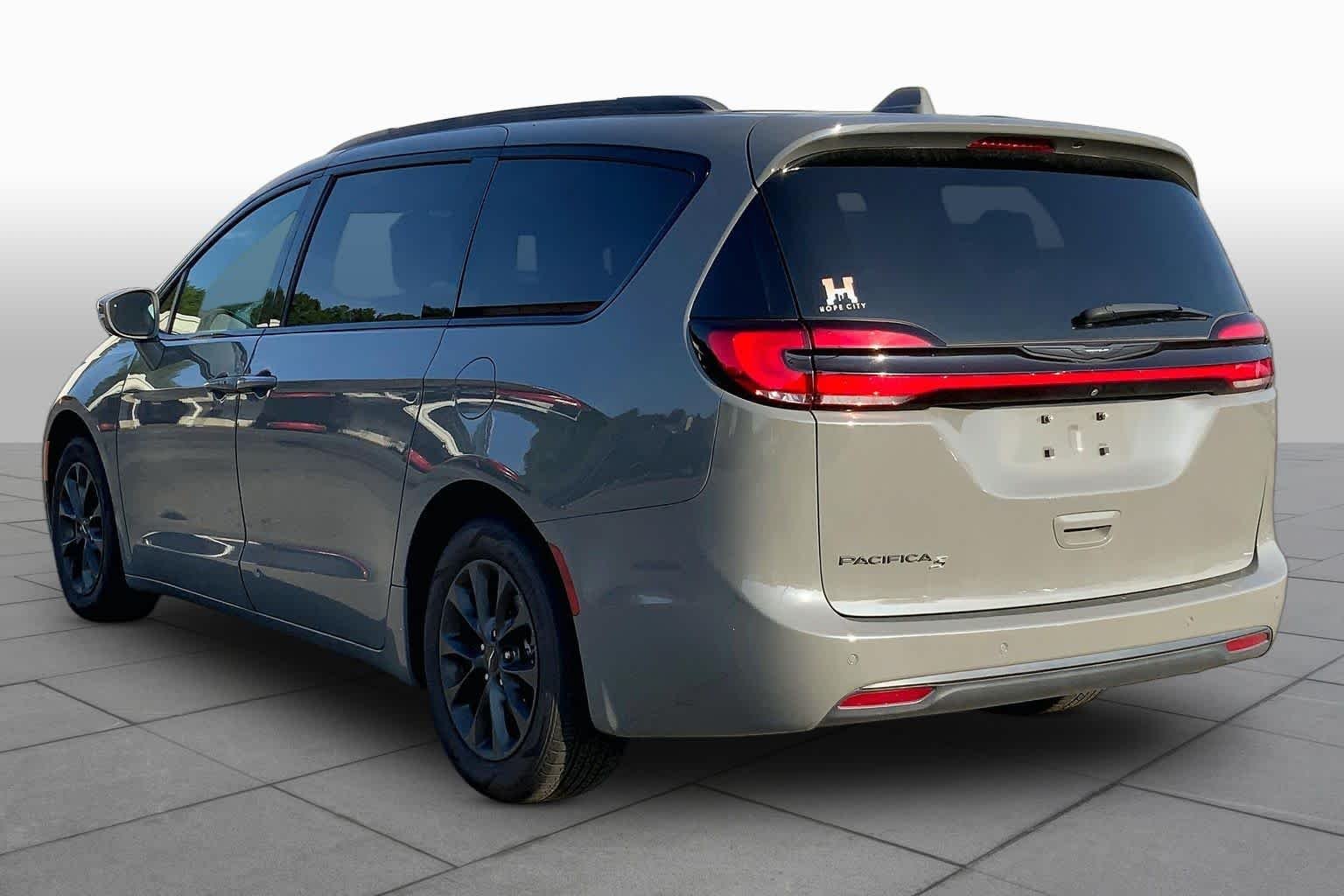 Used 2021 Ceramic Gray Clearcoat Chrysler Touring L image 11