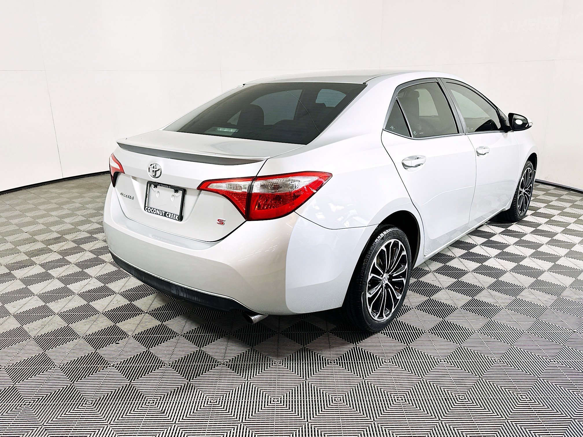 2015 Toyota Corolla thumbnail 6