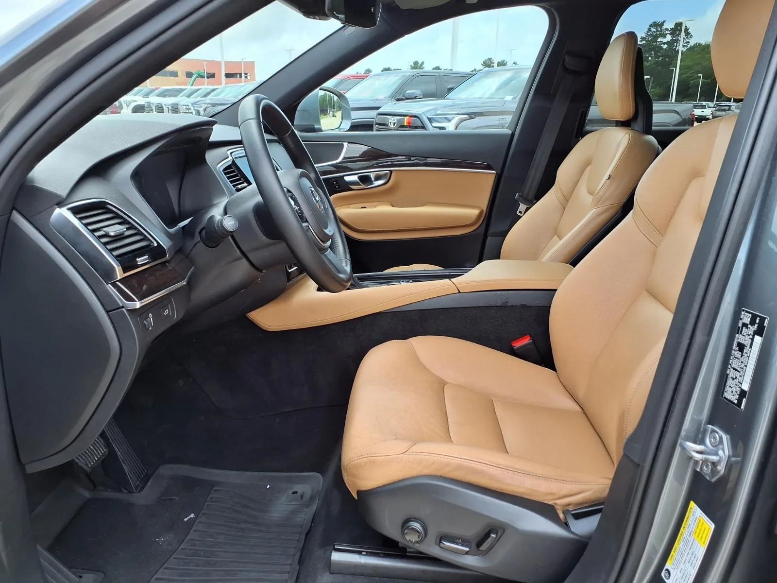 Used 2018 Gray Volvo T6 Momentum image 19
