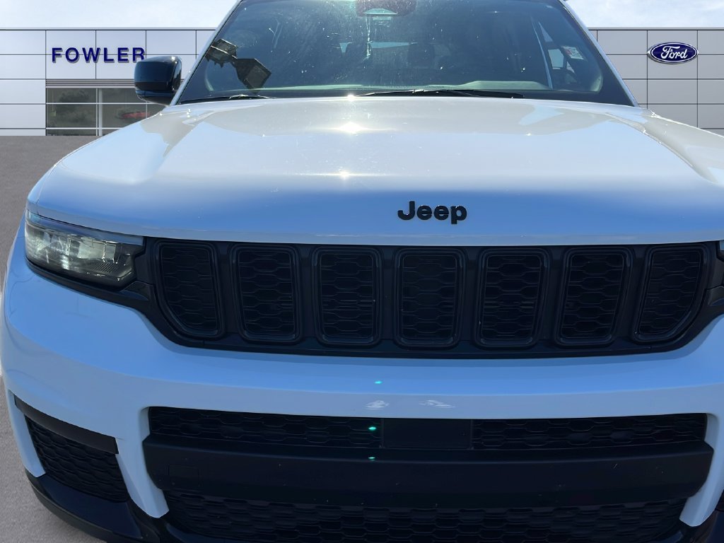 Used 2023 White Jeep Altitude image 35