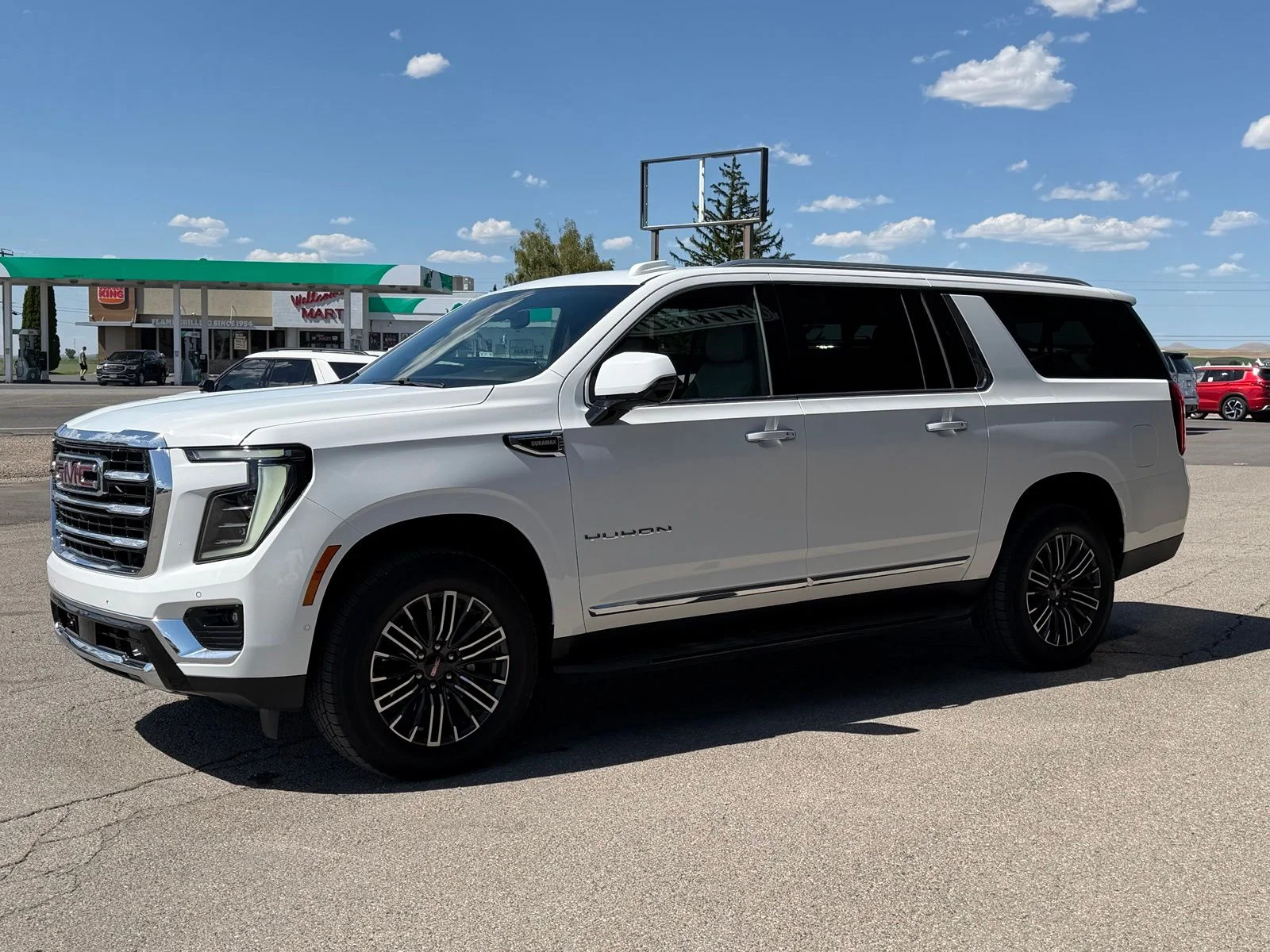 Used 2025 White GMC Elevation image 9