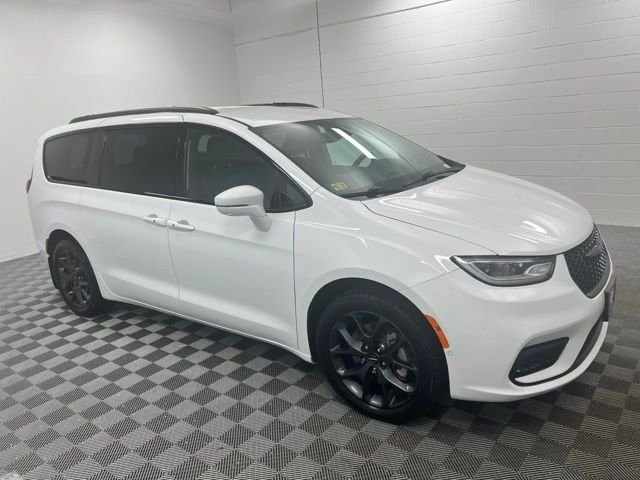 Used 2022 White Chrysler Touring L image 4