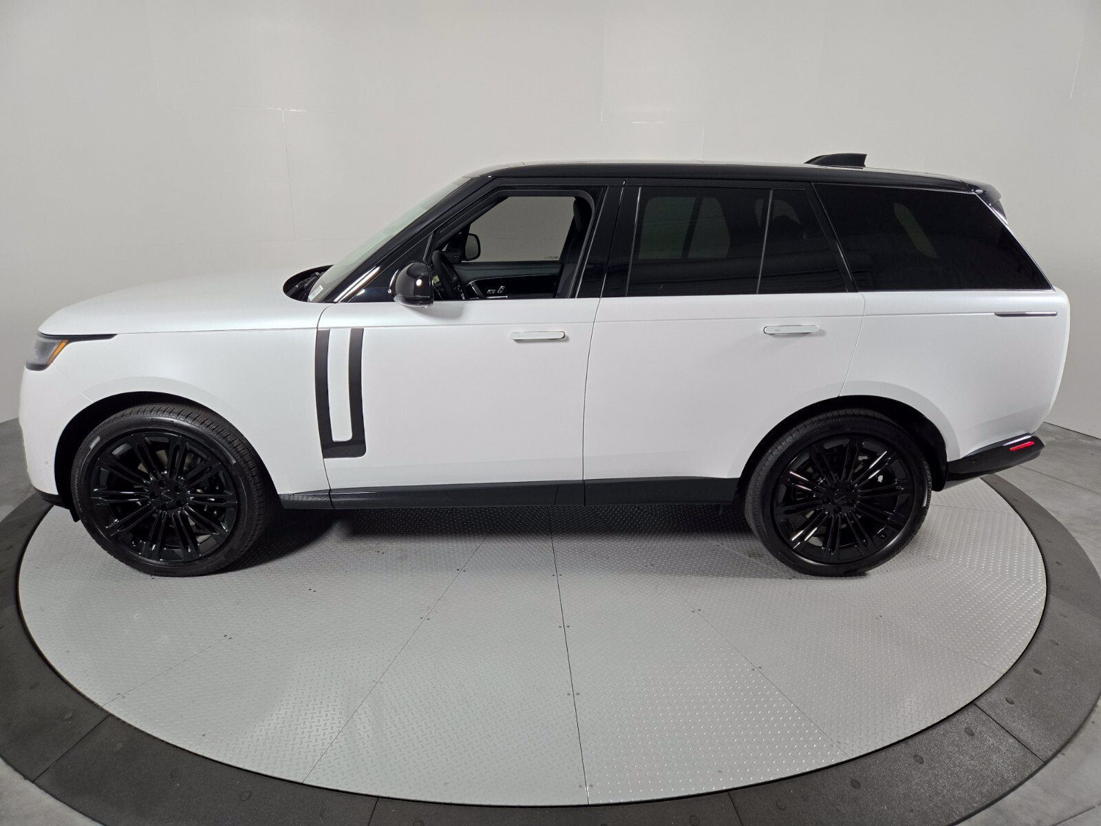 New 2026 Icy White Satin Land Rover SE image 31