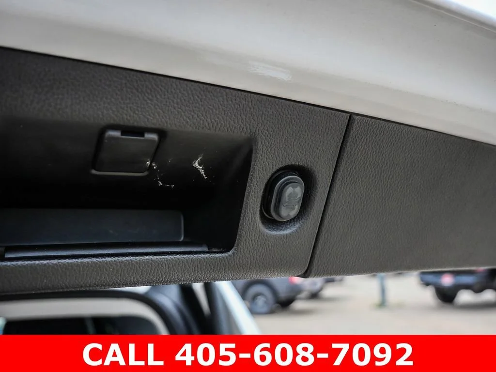 Used 2018 IRIDESCENT PEARL TRICOAT Chevrolet LT image 13